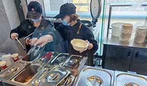 庫迪賣盒飯、檸季賣烤腸…茶飲店開辟副業(yè)，凍品小吃大有機會